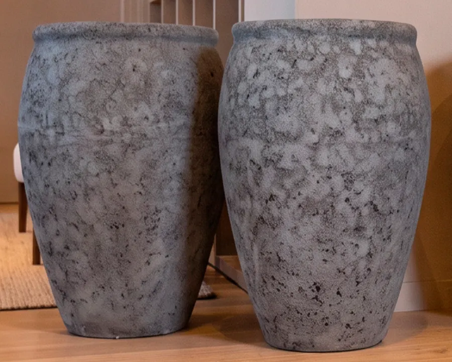 Vasos em cerâmica texturizada que compõem o ambiente da loja